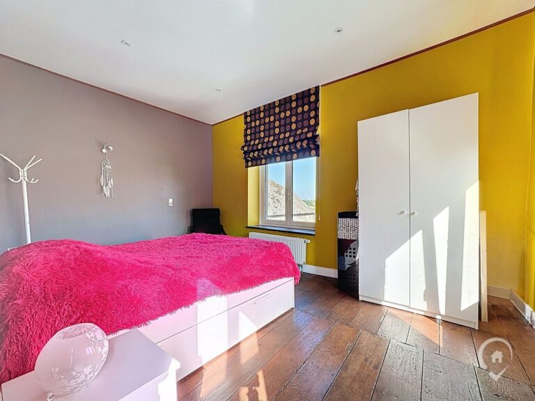 Condrogest - Dinant vaste corps de logis de ferme sur 32 ares