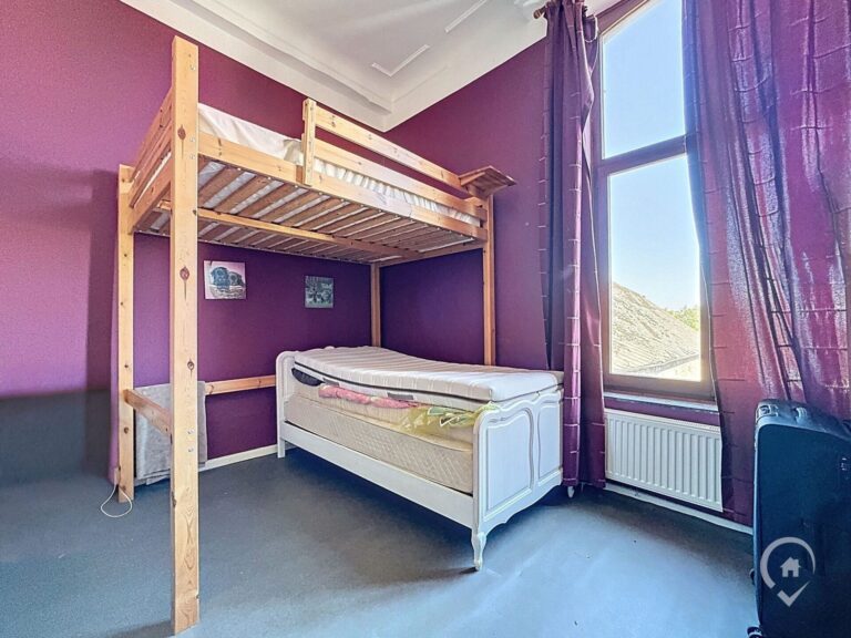 Condrogest - Dinant vaste corps de logis de ferme sur 32 ares