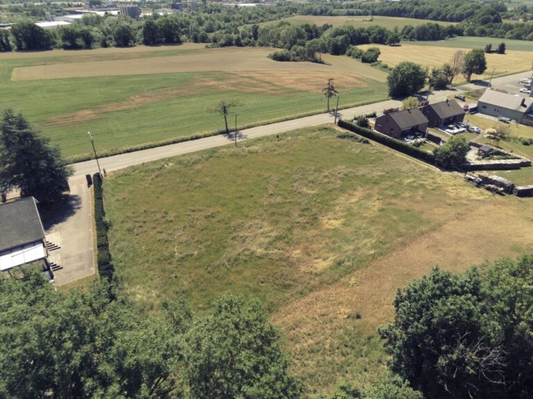 Condrogest - Terrain constructible 10,76 ares à vendre à Hastière