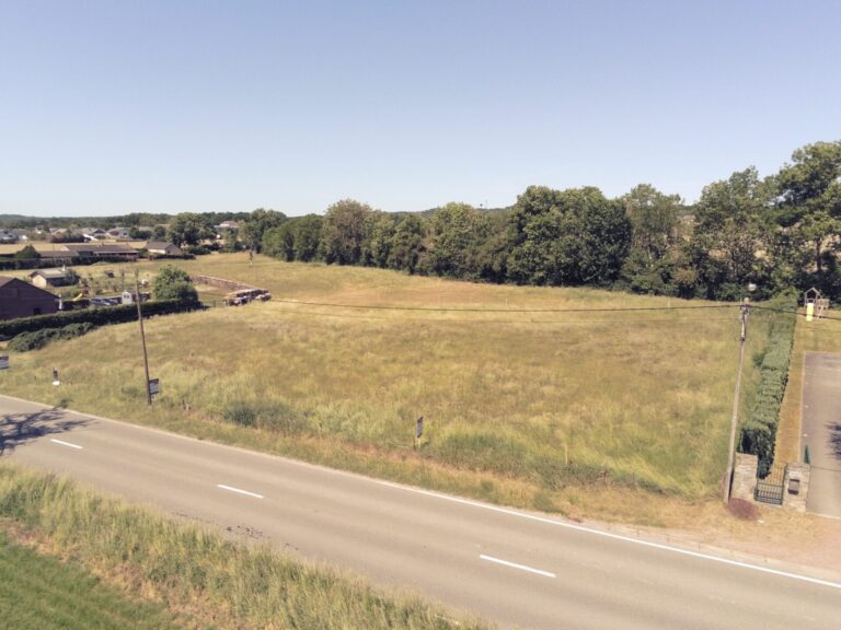 Condrogest - Terrain constructible de 10,71 ares à vendre à Hastière