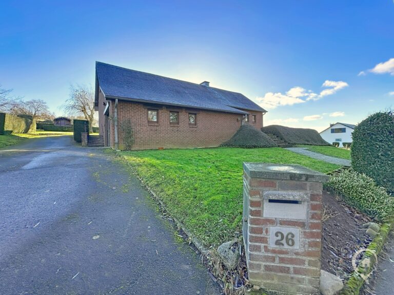 Condrogest - SOUS OPTION !!! Superbe villa de plain-pied avec superbe jardin