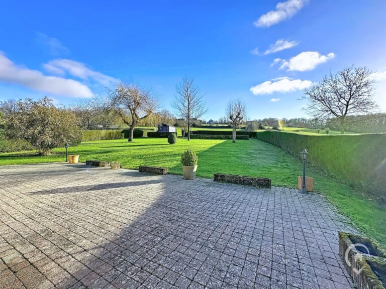 Condrogest - SOUS OPTION !!! Superbe villa de plain-pied avec superbe jardin