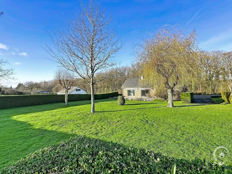 Condrogest - SOUS OPTION !!! Superbe villa de plain-pied avec superbe jardin