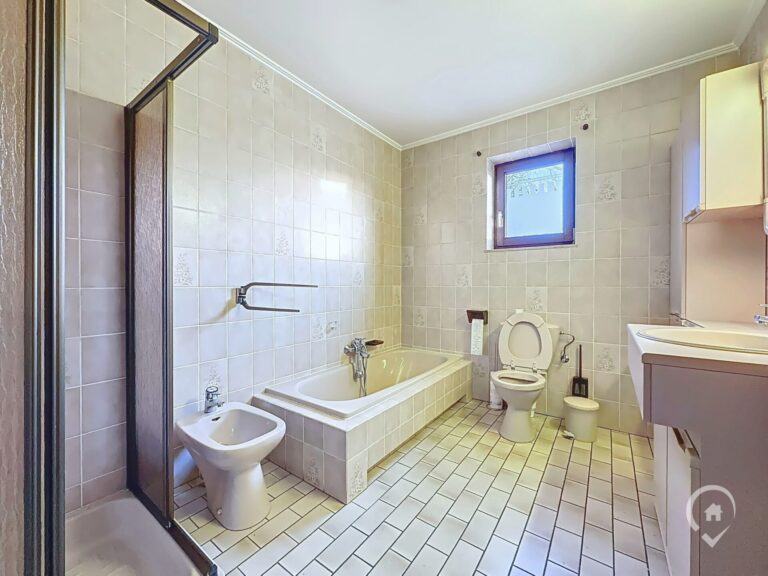 Condrogest - SOUS OPTION !!! Superbe villa de plain-pied avec superbe jardin