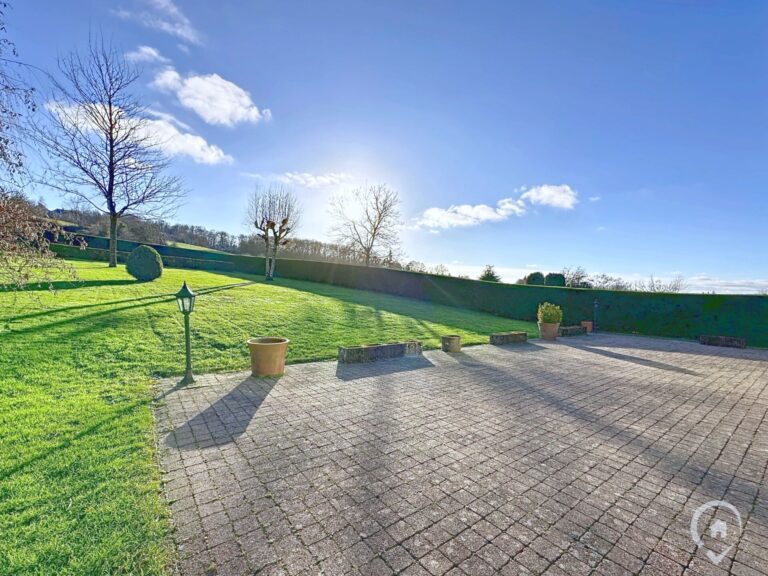 Condrogest - SOUS OPTION !!! Superbe villa de plain-pied avec superbe jardin