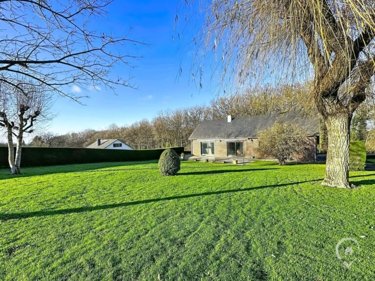 Condrogest - SOUS OPTION !!! Superbe villa de plain-pied avec superbe jardin