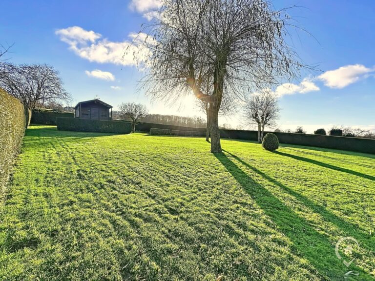 Condrogest - SOUS OPTION !!! Superbe villa de plain-pied avec superbe jardin