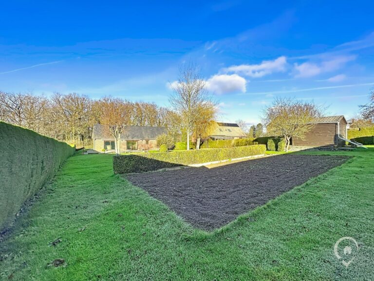 Condrogest - SOUS OPTION !!! Superbe villa de plain-pied avec superbe jardin