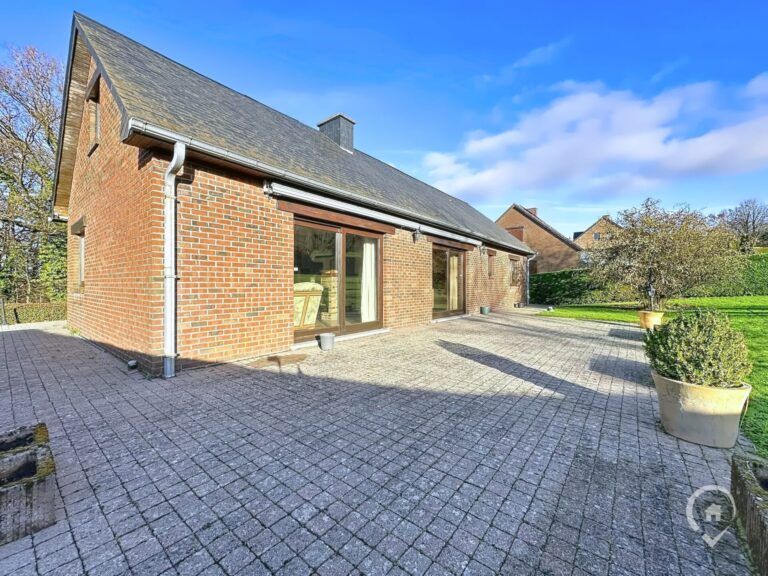 Condrogest - SOUS OPTION !!! Superbe villa de plain-pied avec superbe jardin