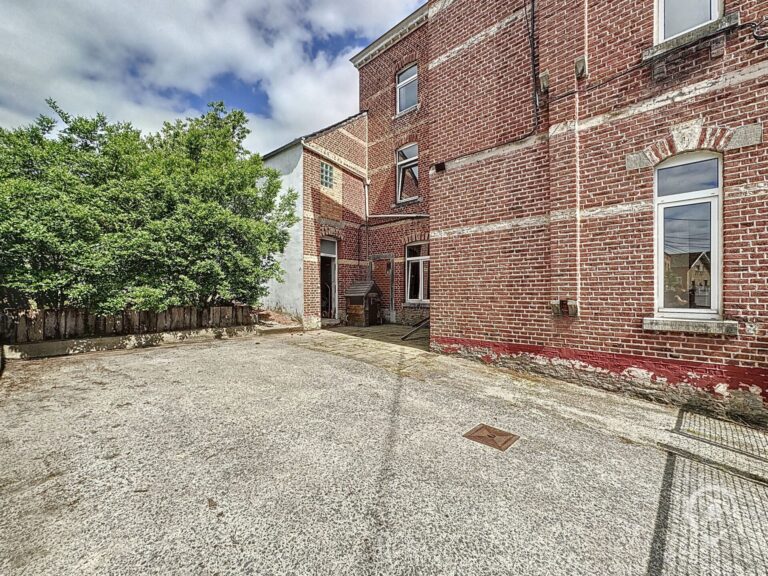 Condrogest - Immeuble de 2 unités à vendre à Waulsort - 6 chambres