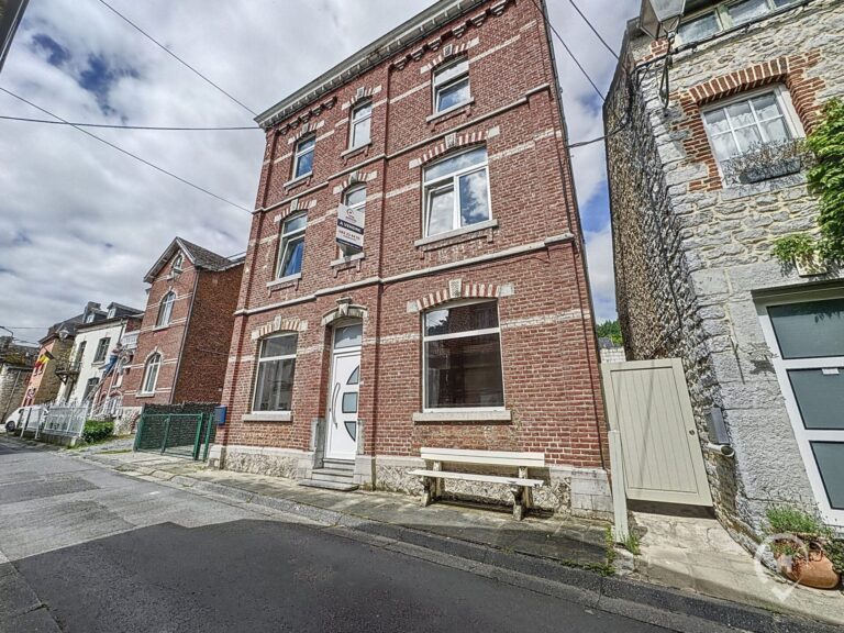 Condrogest - Immeuble de 2 unités à vendre à Waulsort - 6 chambres