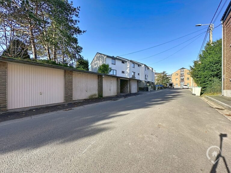 Condrogest - Garage idéalement situé à vendre dans Marche