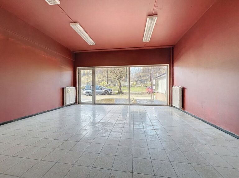 Condrogest - Emplacement idéal pour bureau ou commerce à vendre à Dinant