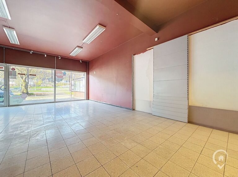 Condrogest - Emplacement idéal pour bureau ou commerce à vendre à Dinant