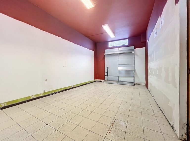 Condrogest - Emplacement idéal pour bureau ou commerce à vendre à Dinant