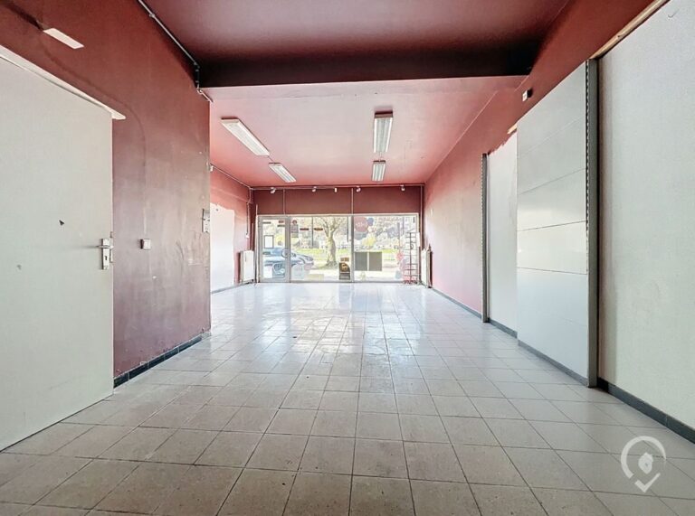 Condrogest - Emplacement idéal pour bureau ou commerce à vendre à Dinant