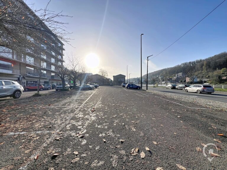 Condrogest - Emplacement idéal pour bureau ou commerce à vendre à Dinant