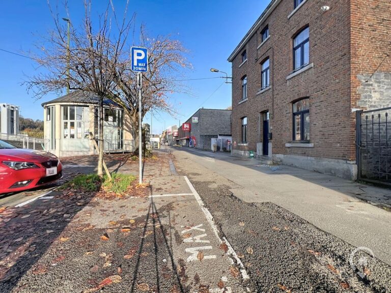 Condrogest - Emplacement idéal pour bureau ou commerce à vendre à Dinant