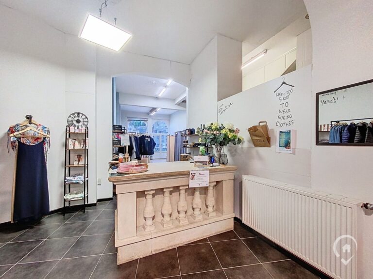 Condrogest - Commerce à louer au centre de Dinant, avec vue Croisette