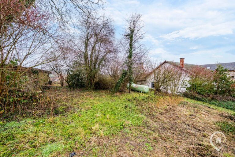 Condrogest - Villa plain-pied 2 chambres à rénover à vendre à Sorinnes