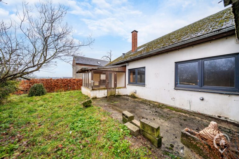 Condrogest - Villa plain-pied 2 chambres à rénover à vendre à Sorinnes