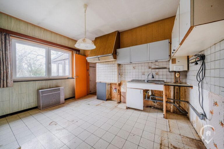 Condrogest - Villa plain-pied 2 chambres à rénover à vendre à Sorinnes