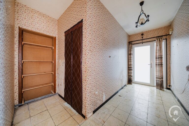 Condrogest - Villa plain-pied 2 chambres à rénover à vendre à Sorinnes