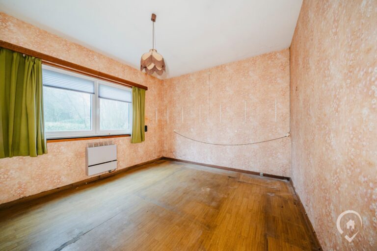 Condrogest - Villa plain-pied 2 chambres à rénover à vendre à Sorinnes