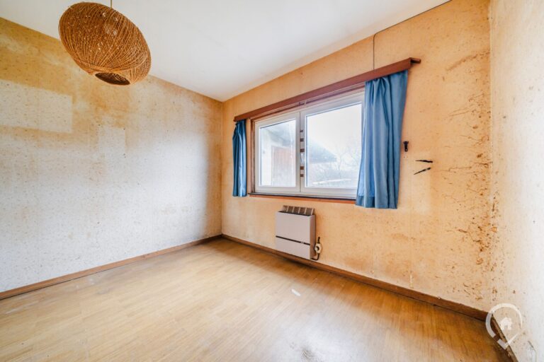 Condrogest - Villa plain-pied 2 chambres à rénover à vendre à Sorinnes