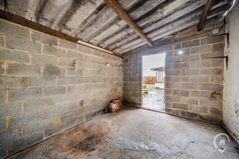 Condrogest - Villa plain-pied 2 chambres à rénover à vendre à Sorinnes