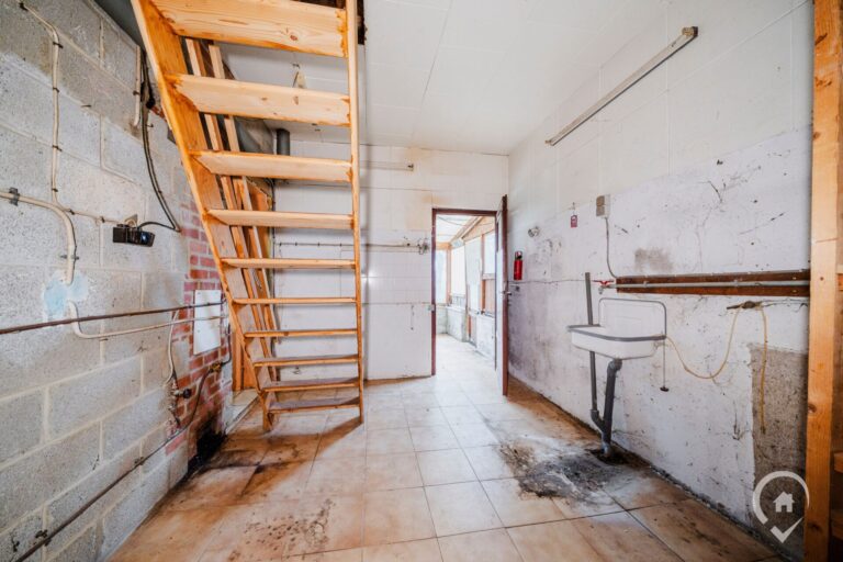 Condrogest - Villa plain-pied 2 chambres à rénover à vendre à Sorinnes