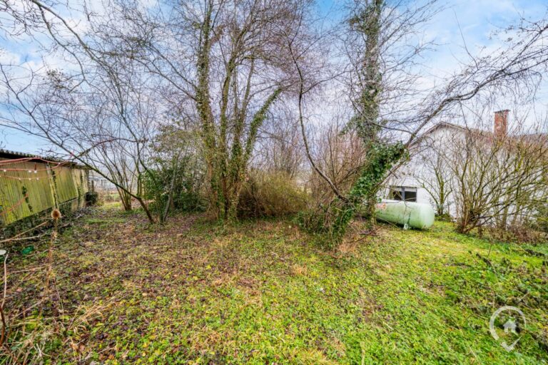 Condrogest - Villa plain-pied 2 chambres à rénover à vendre à Sorinnes