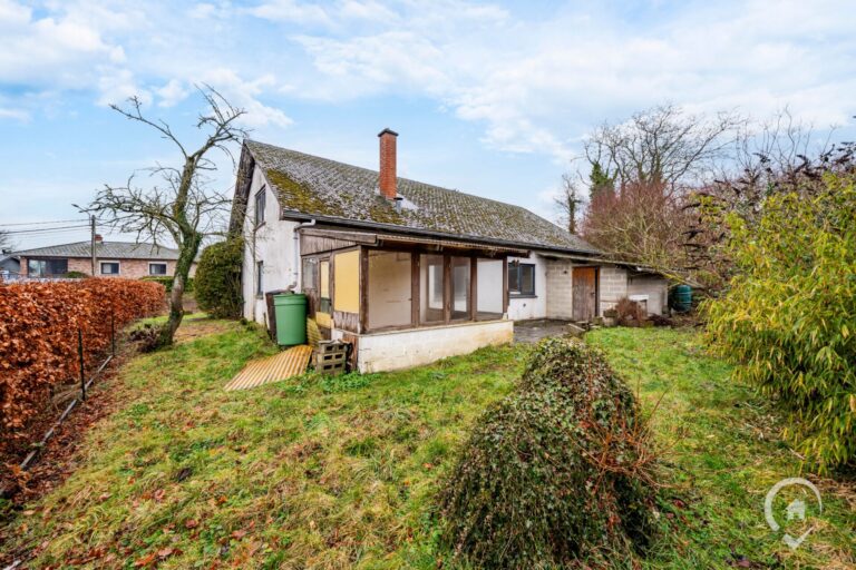 Condrogest - Villa plain-pied 2 chambres à rénover à vendre à Sorinnes