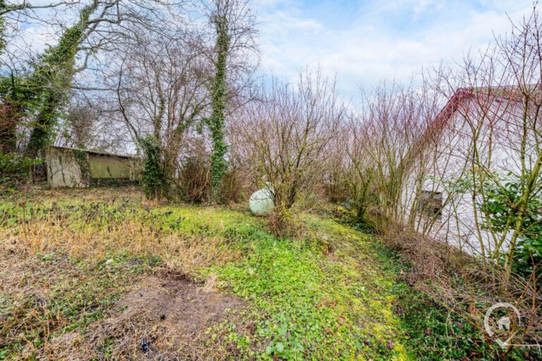 Condrogest - Villa plain-pied 2 chambres à rénover à vendre à Sorinnes