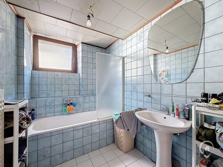 Condrogest - Maison avec studio indépendant à rénover en ordre urbanistique et garage