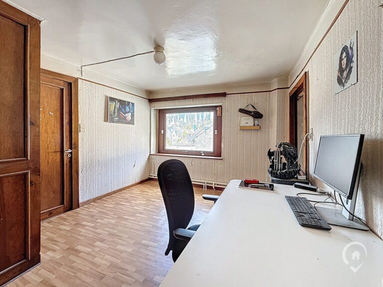 Condrogest - Maison avec studio indépendant à rénover en ordre urbanistique et garage