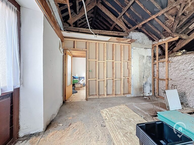 Condrogest - Maison avec studio indépendant à rénover en ordre urbanistique et garage