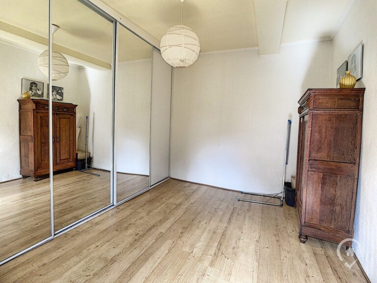 Condrogest - Maison 5 chambres à vendre dans le centre de Waulsort