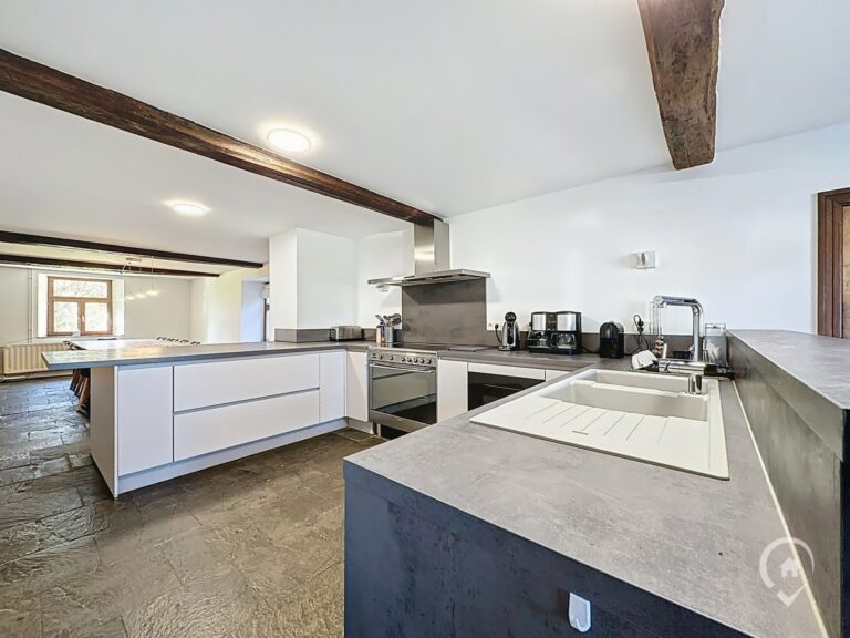 Condrogest - Superbe propriété rénovée 7 chambres à vendre à Hodister