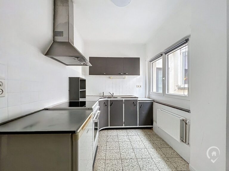 Condrogest - Appartement avec commerce au rez à vendre à Ciney