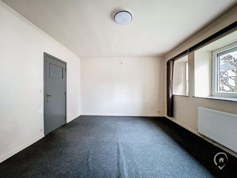 Condrogest - Appartement avec commerce au rez à vendre à Ciney