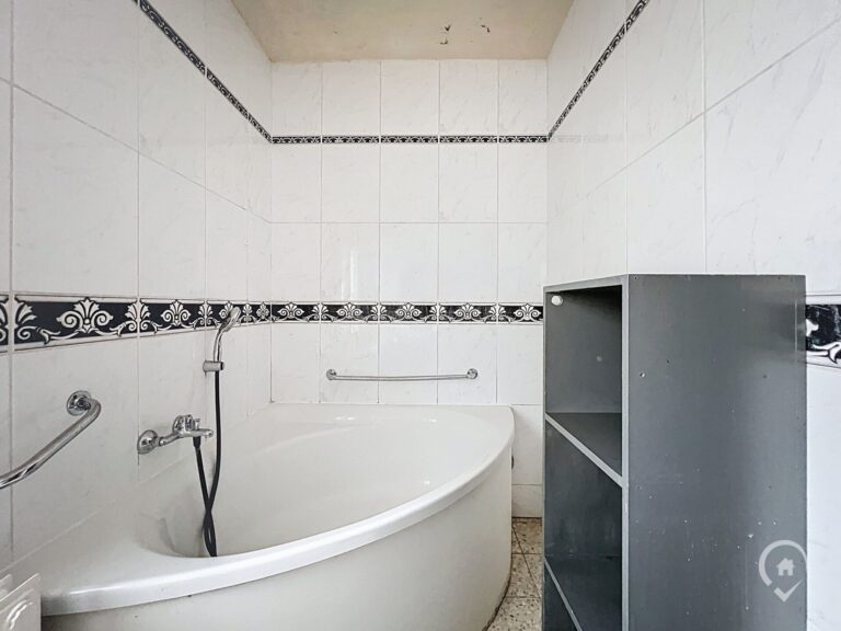 Condrogest - Appartement avec commerce au rez à vendre à Ciney