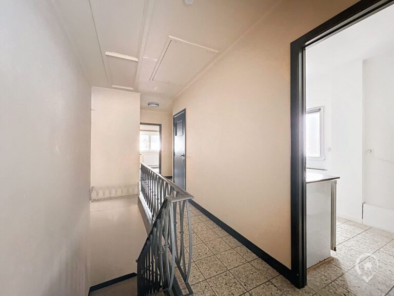 Condrogest - Appartement avec commerce au rez à vendre à Ciney