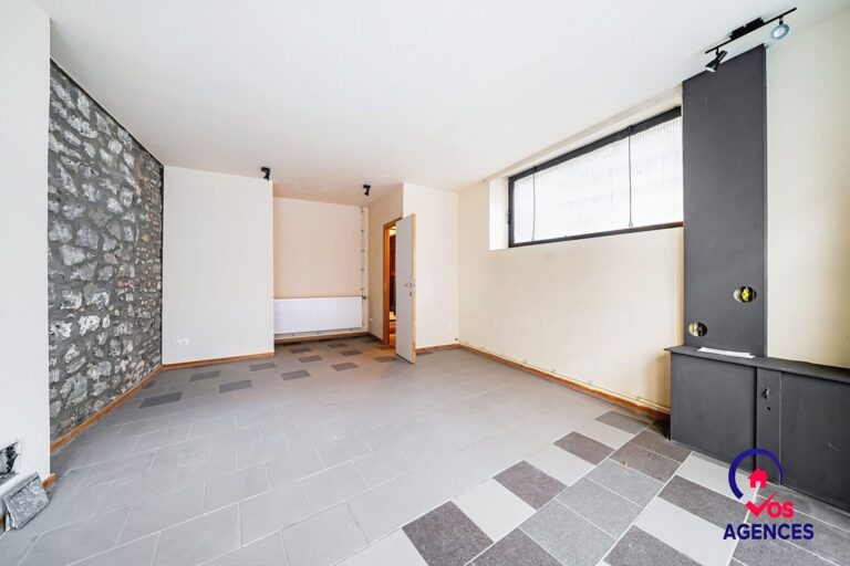 Condrogest - Appartement avec commerce au rez à vendre à Ciney