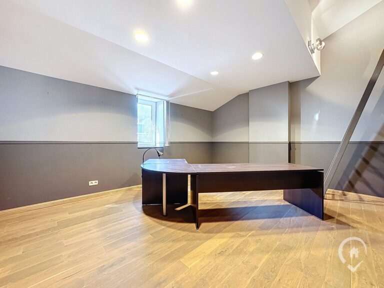 Condrogest - Immeuble de bureaux à vendre au centre de Dinant