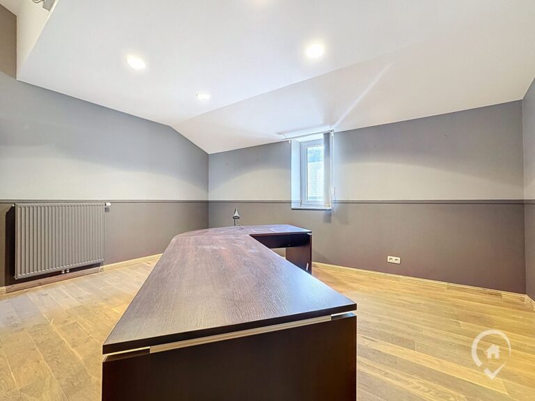 Condrogest - Immeuble de bureaux à vendre au centre de Dinant