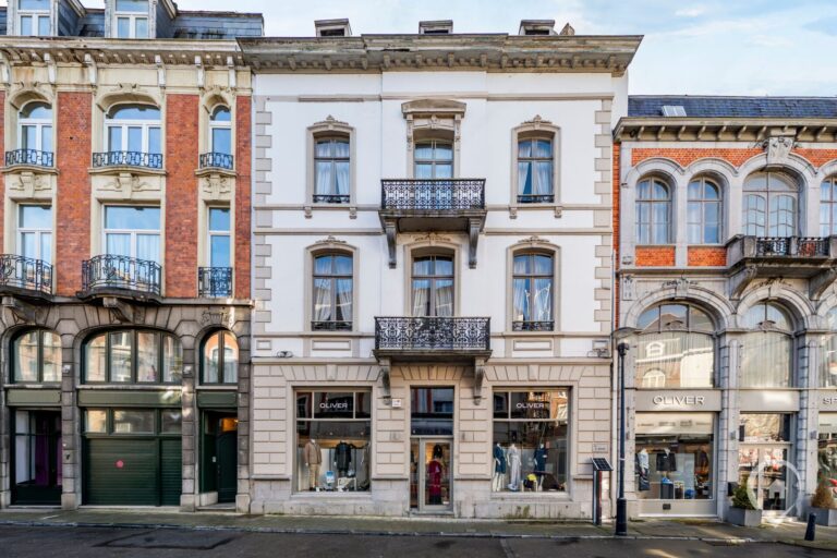 Condrogest - Maison de commerce avec duplex à vendre au centre de Dinant