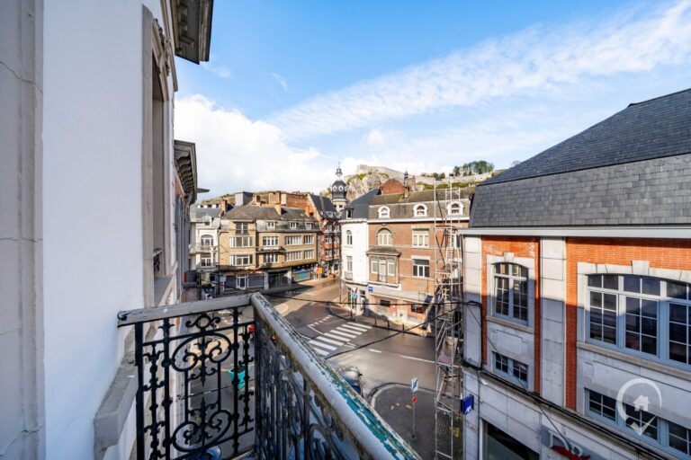 Condrogest - Maison de commerce avec duplex à vendre au centre de Dinant