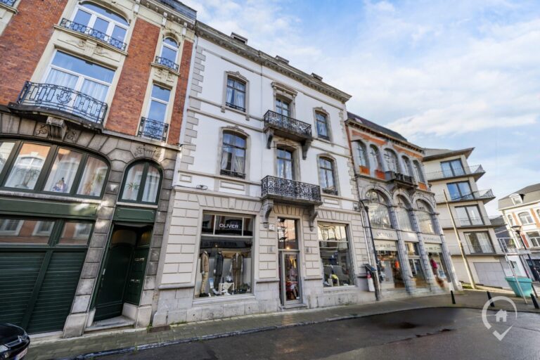 Condrogest - Maison de commerce avec duplex à vendre au centre de Dinant