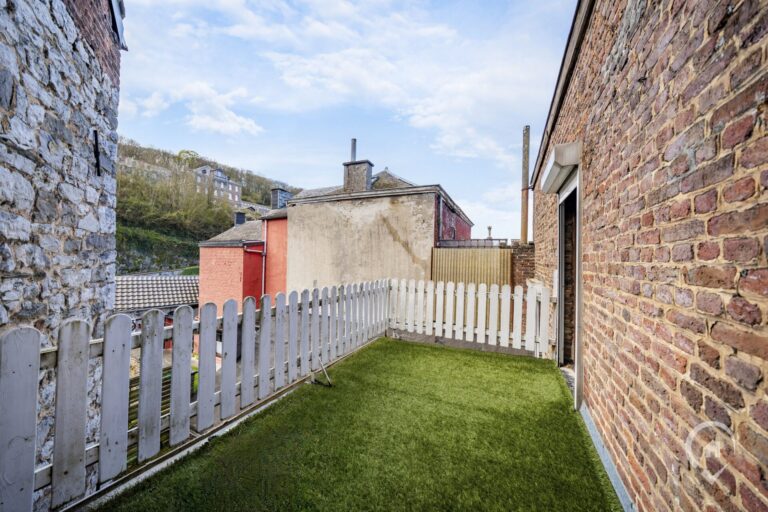 Condrogest - Maison de commerce avec duplex à vendre au centre de Dinant